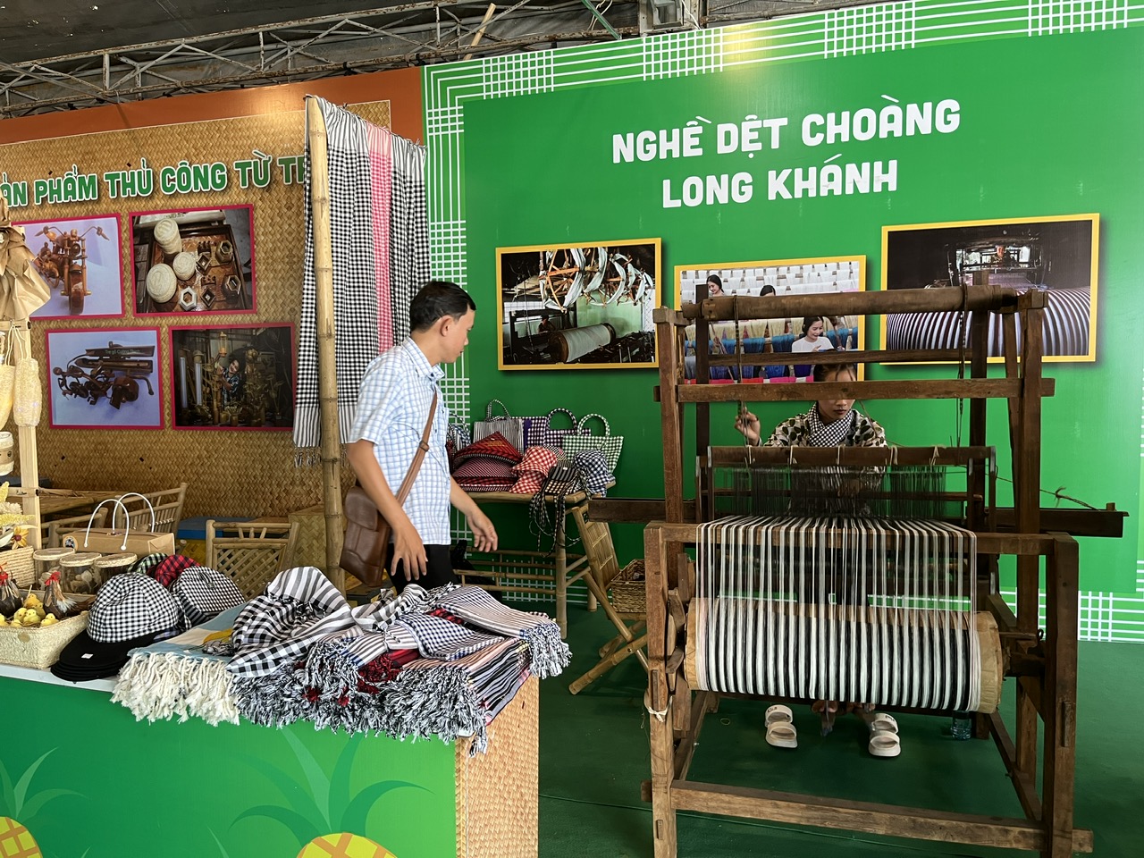 Chi&ecirc;m ngưỡng l&agrave;ng nghề dệt chiếu, l&agrave;m nhang, nặn t&ograve; he, m&acirc;y tre l&aacute;... ngay tại TP HCM- Ảnh 2.