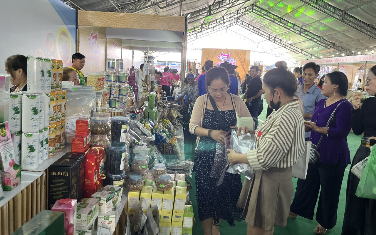Chiêm ngưỡng làng nghề dệt chiếu, làm nhang, nặn tò he, mây tre lá... ngay tại TP HCM