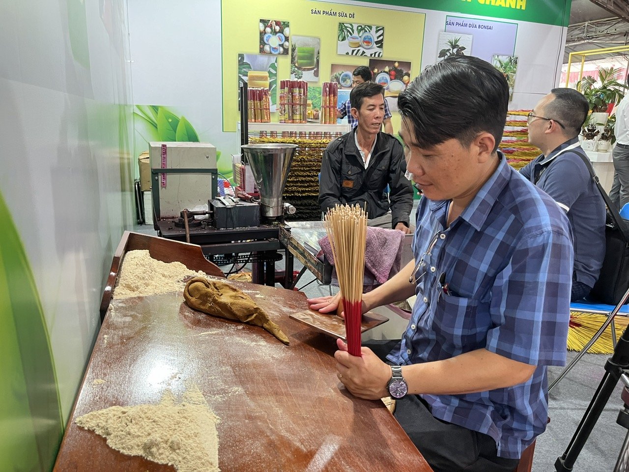 Chi&ecirc;m ngưỡng l&agrave;ng nghề dệt chiếu, l&agrave;m nhang, nặn t&ograve; he, m&acirc;y tre l&aacute;... ngay tại TP HCM- Ảnh 5.