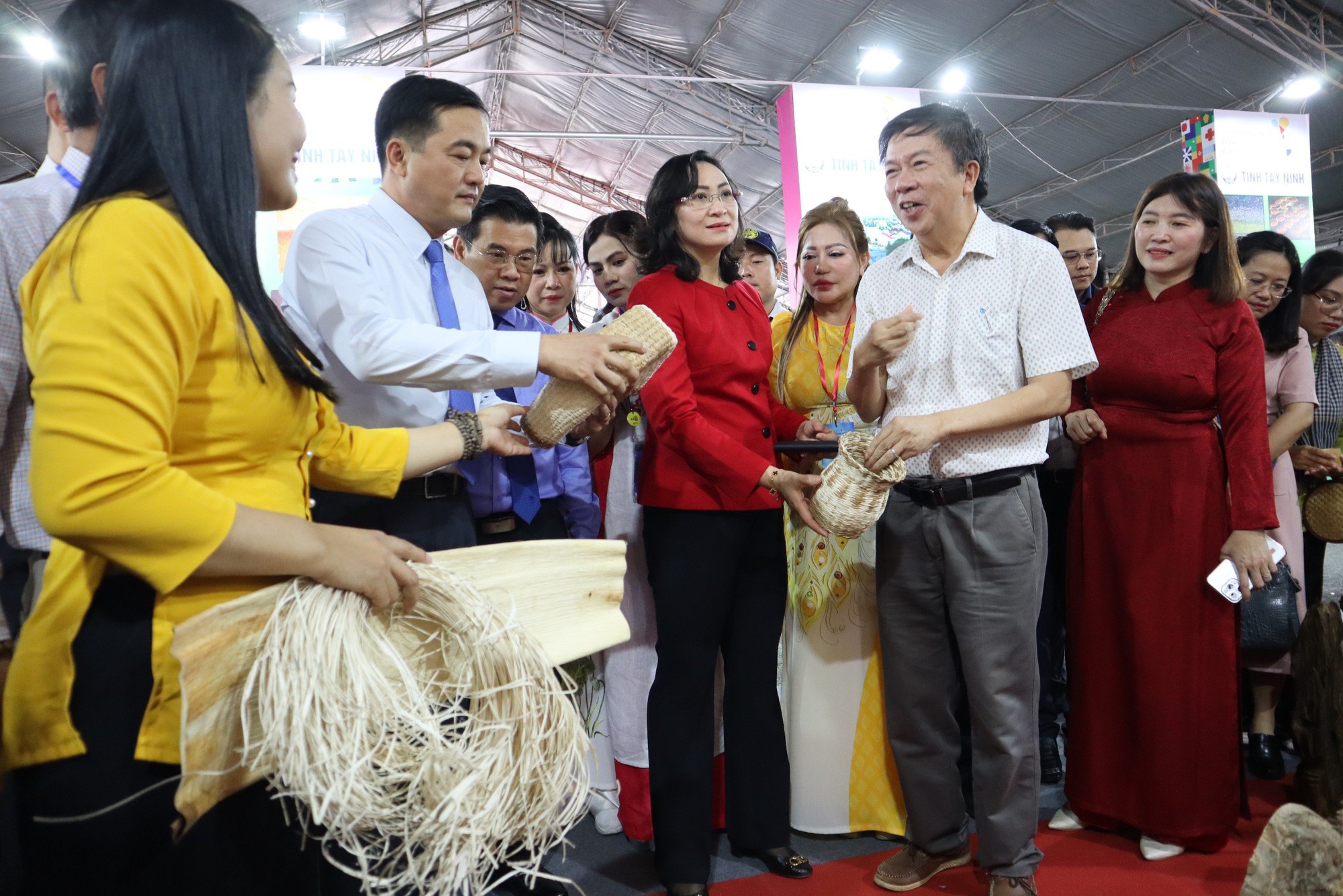 Chi&ecirc;m ngưỡng l&agrave;ng nghề dệt chiếu, l&agrave;m nhang, nặn t&ograve; he, m&acirc;y tre l&aacute;... ngay tại TP HCM- Ảnh 3.