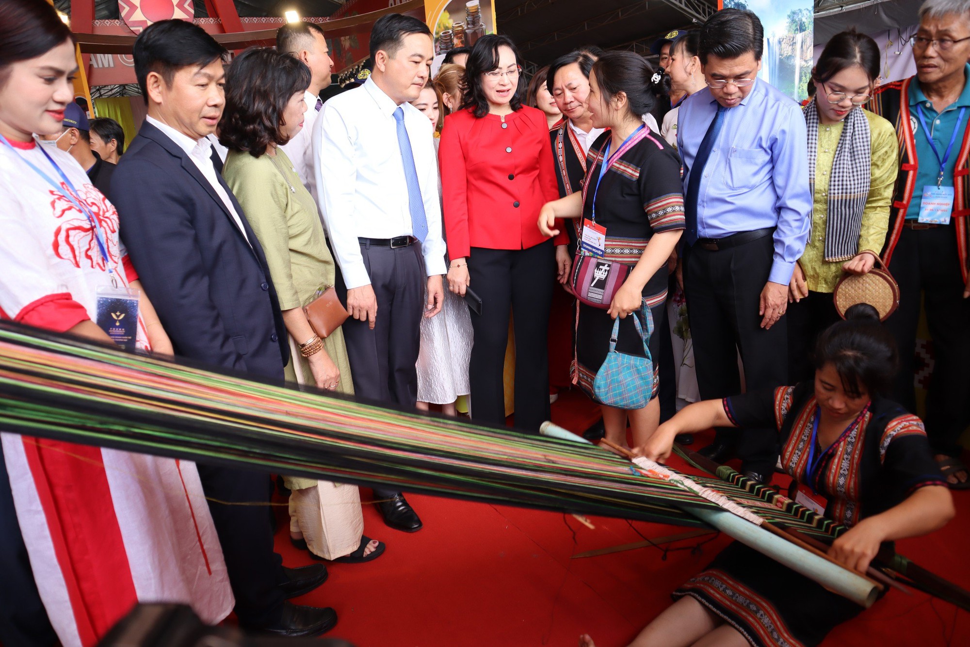Chi&ecirc;m ngưỡng l&agrave;ng nghề dệt chiếu, l&agrave;m nhang, nặn t&ograve; he, m&acirc;y tre l&aacute;... ngay tại TP HCM- Ảnh 4.