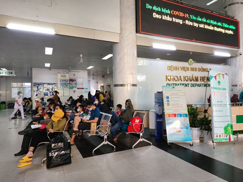 COVID-19 vẫn diễn biến phức tạp trên thế giới với sự xuất hiện liên tục của các biến thể mới. Do đó, tại các cơ sở khám chữa bệnh thường xuyên khuyến cáo, nhắc nhở người bệnh phòng ngừa. Ảnh: HẢI YẾN