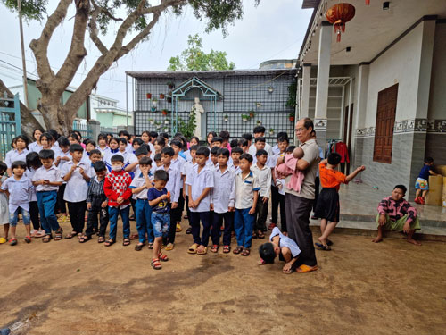 Ông Đinh Minh Nhật và đàn con đông đúc của mình tại mái ấm. (Ảnh do nhân vật cung cấp)