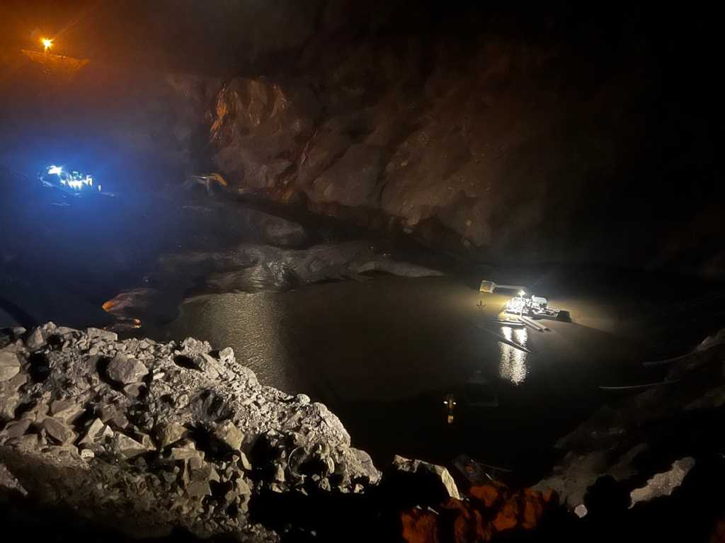 Sạt lở vùi lấp nhiều máy xúc khiến 8 người thương vong và mất tích- Ảnh 3.