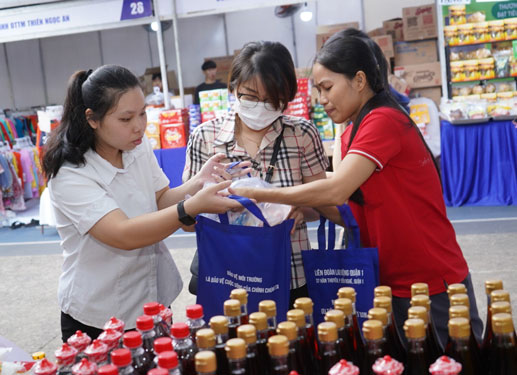 Đo&agrave;n vi&ecirc;n - lao động quận 1, TP HCM mua sắm tại &ldquo;Ng&agrave;y hội h&agrave;ng Việt Nam - Vui Tết c&ugrave;ng người lao động&rdquo; năm 2024  Ảnh: HỒNG Đ&Agrave;O