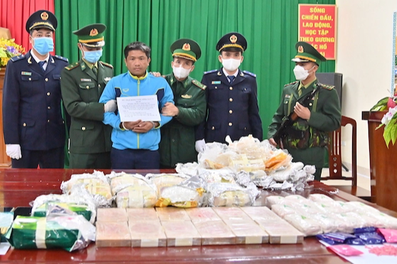 Bắt người nước ngoài "ôm" 21 kg ma túy qua biên giới, mang theo súng- Ảnh 1.