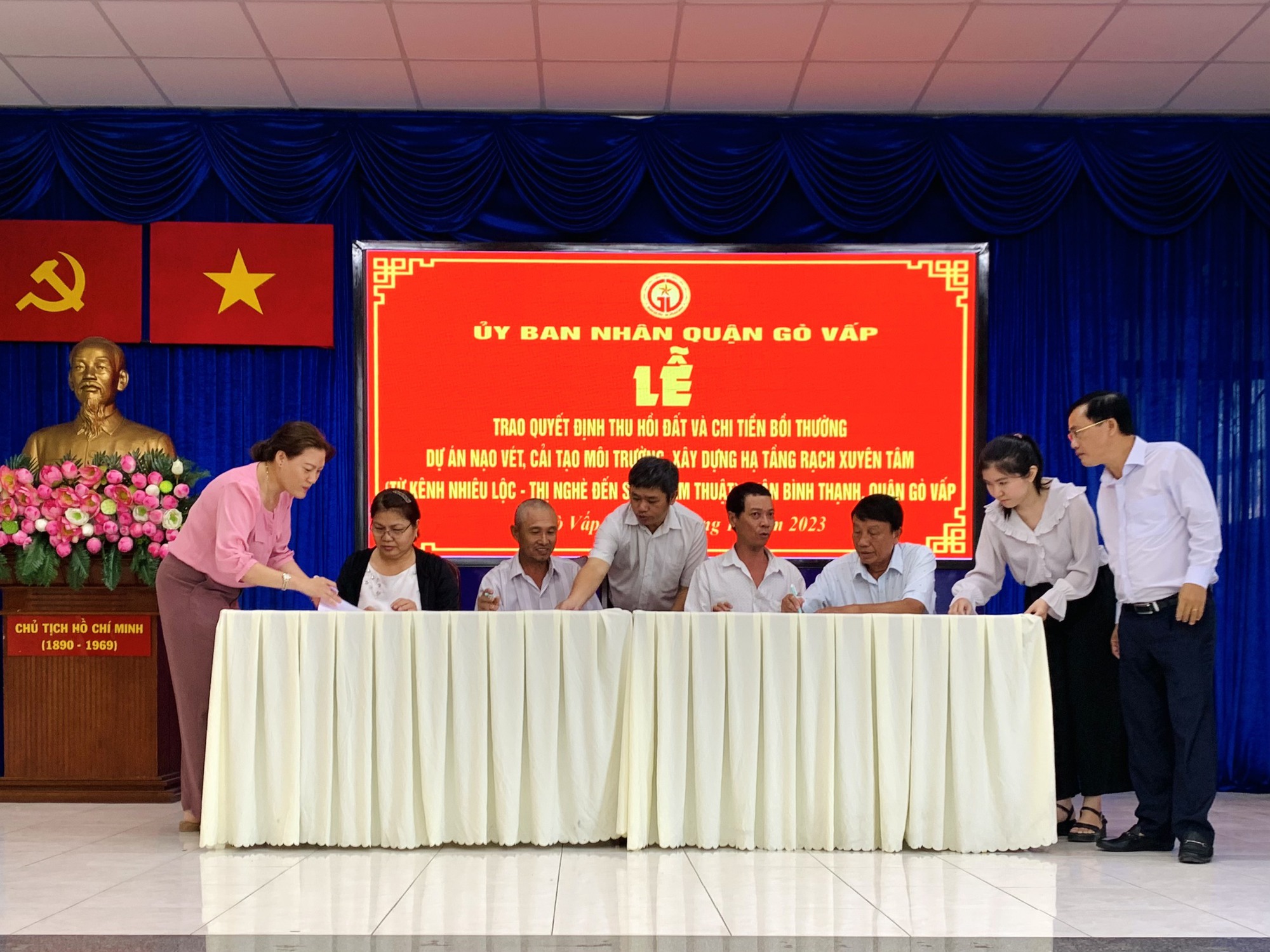 5 hộ d&acirc;n đầu ti&ecirc;n trong dự &aacute;n rạch Xuy&ecirc;n T&acirc;m nhận gần 23 tỉ đồng- Ảnh 1.