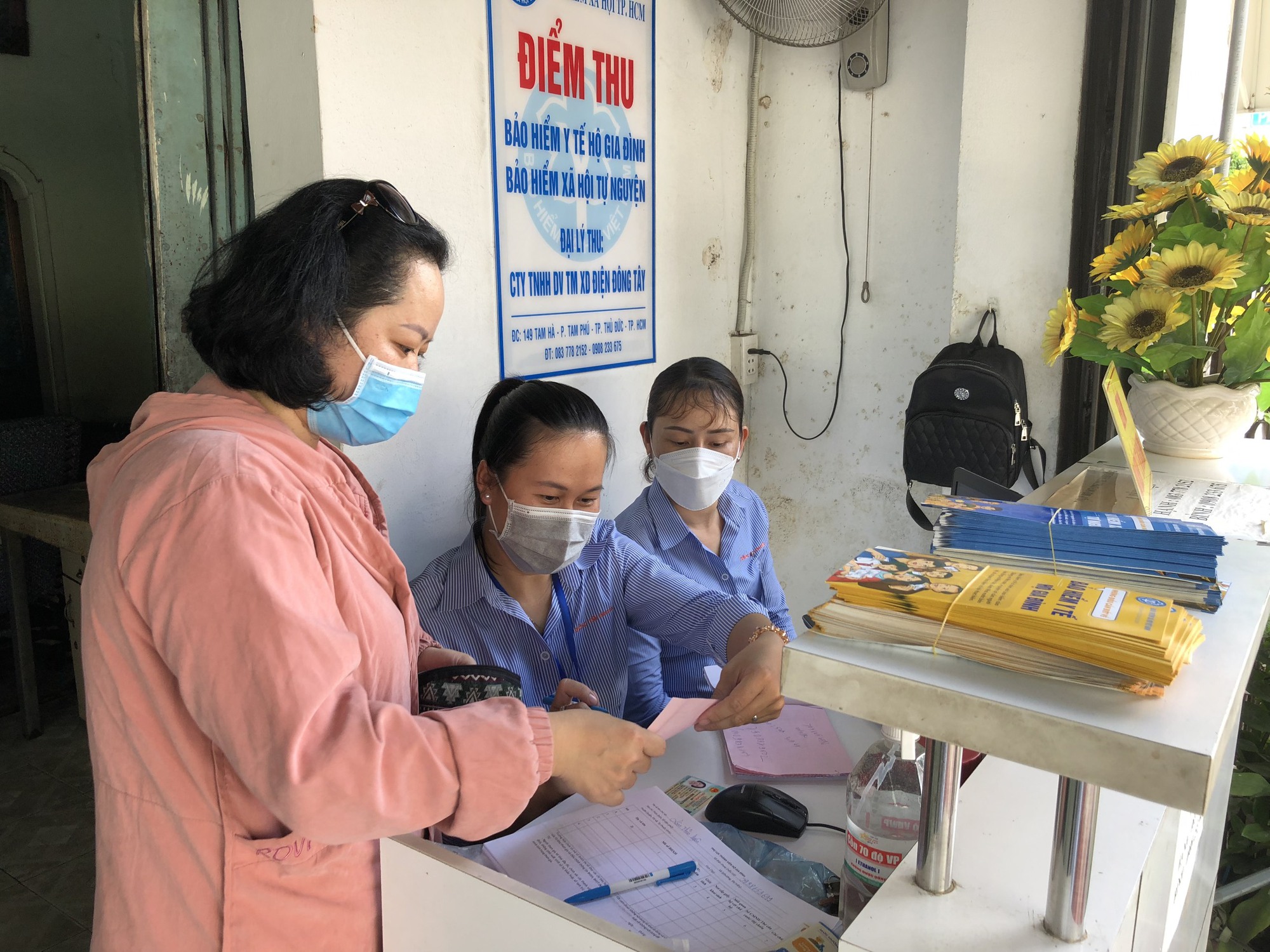 Lưu ý quan trọng khi đóng tiền tham gia BHXH, BHYT tại các điểm dịch vụ thu- Ảnh 2.