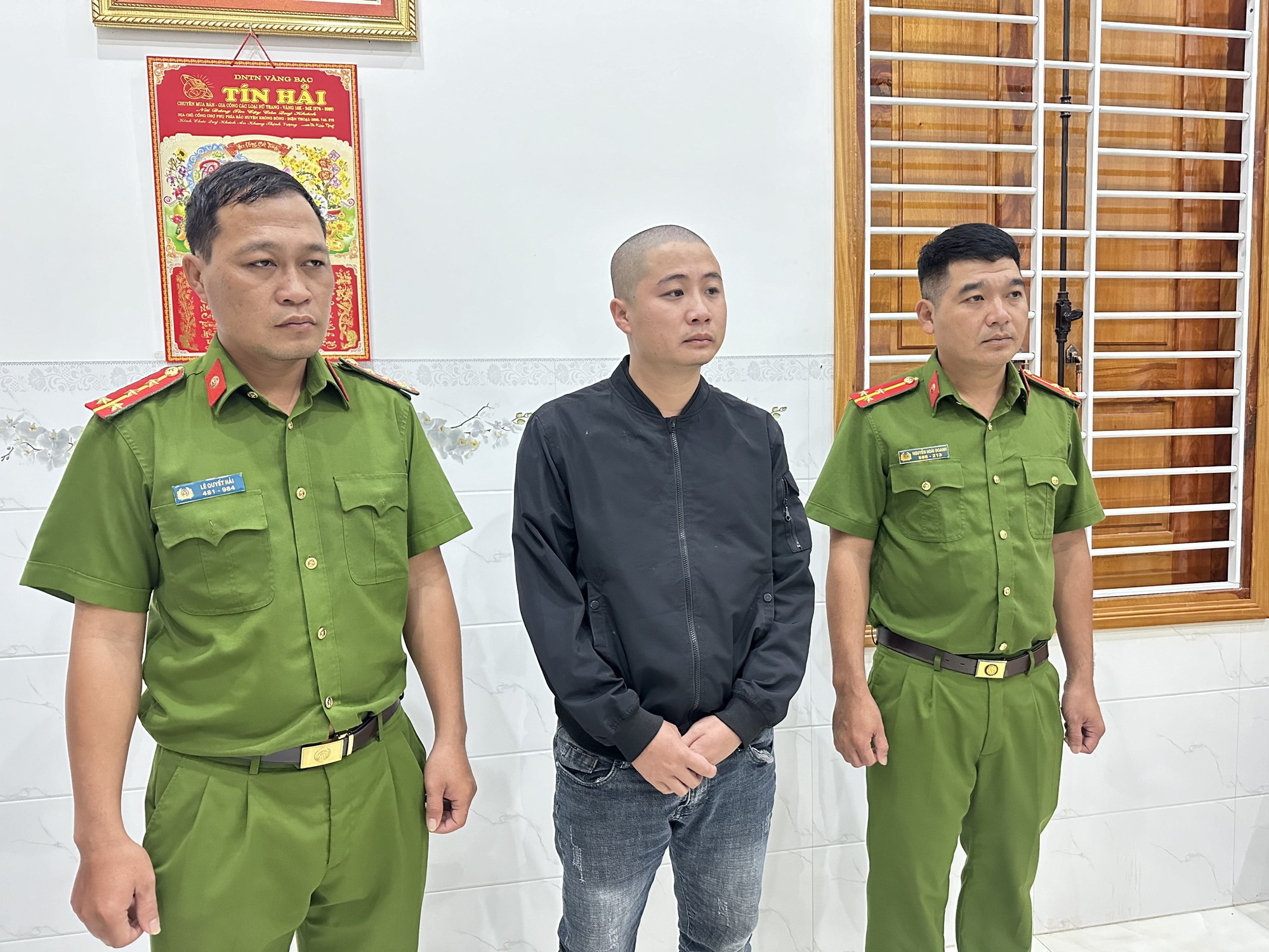 Bắt giữ quản lý siêu thị và trợ lý tham ô tài sản- Ảnh 1.