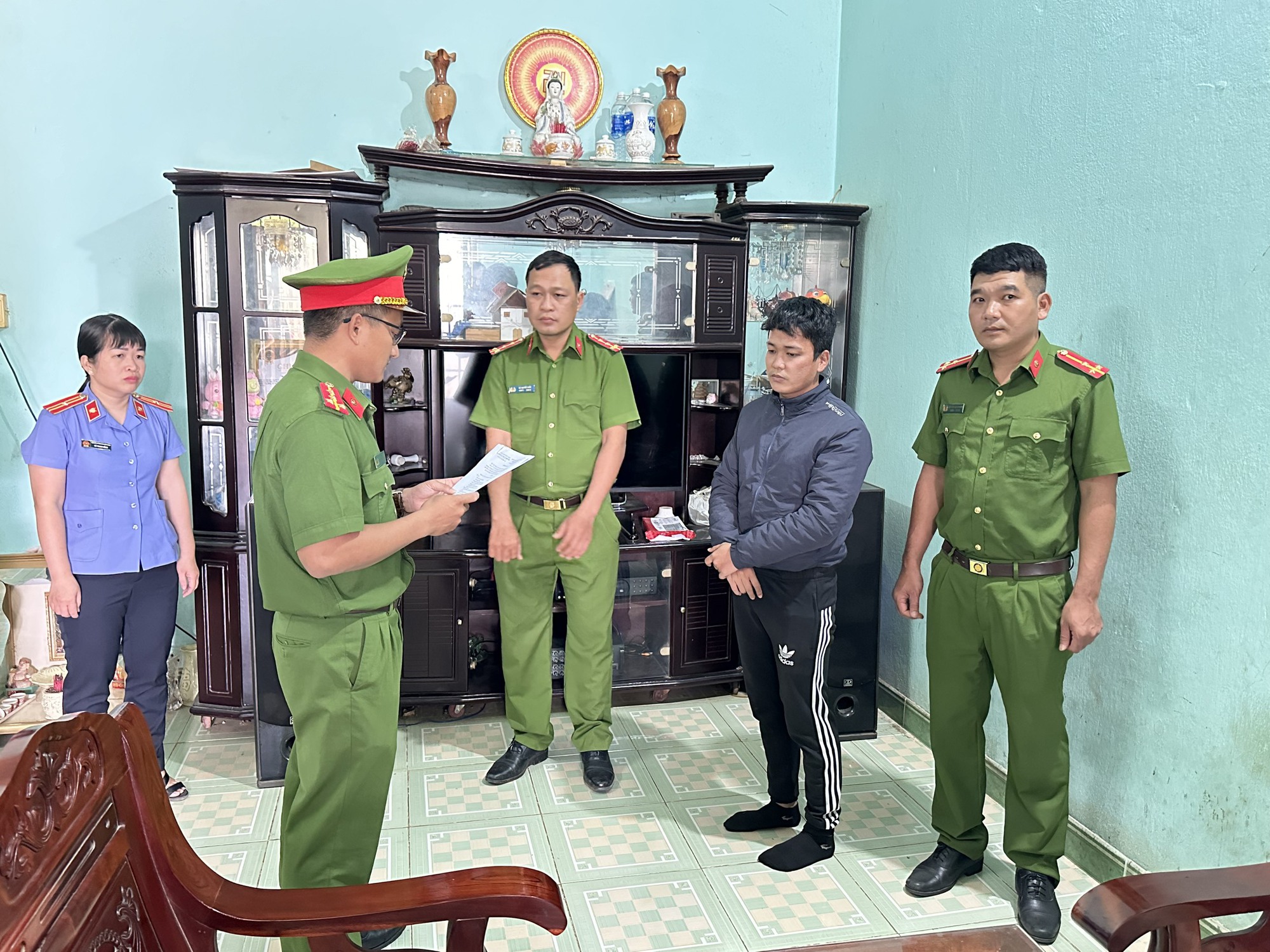 Bắt giữ quản lý siêu thị và trợ lý tham ô tài sản- Ảnh 2.