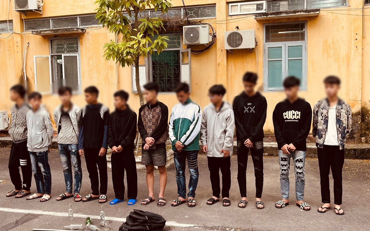 Hàng chục thanh, thiếu niên và học sinh lao vào "hỗn chiến"