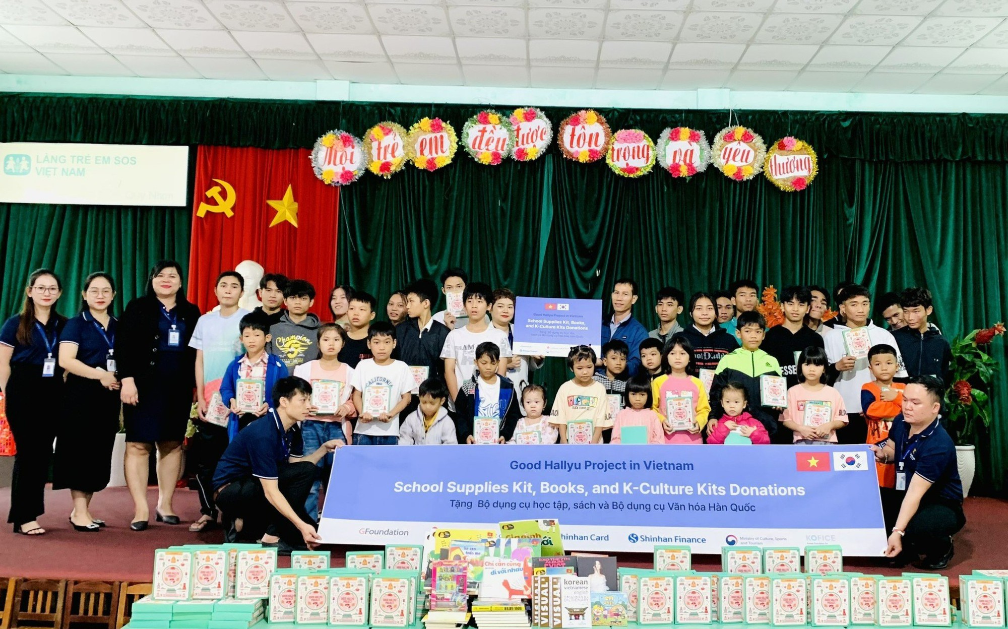 Shinhan Finance trao tặng s&aacute;ch, dụng cụ học tập cho trẻ em L&agrave;ng S.O.S Quy Nhơn- Ảnh 1.