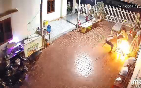 Đang nằm trên võng, người phụ nữ bị “chồng hờ” tưới xăng đốt