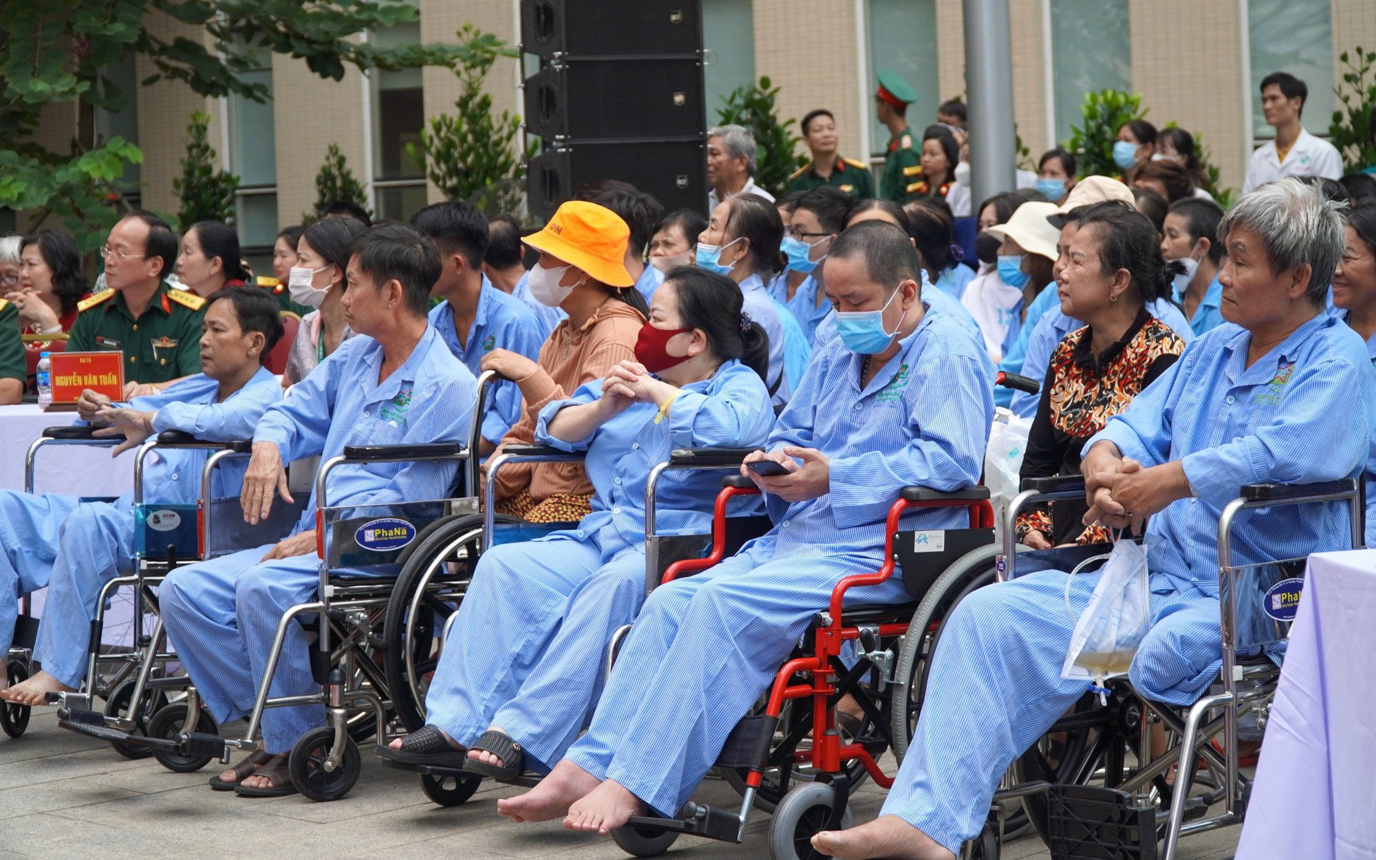 Giữa khuôn viên bệnh viện bác sĩ hát cho người bệnh nghe