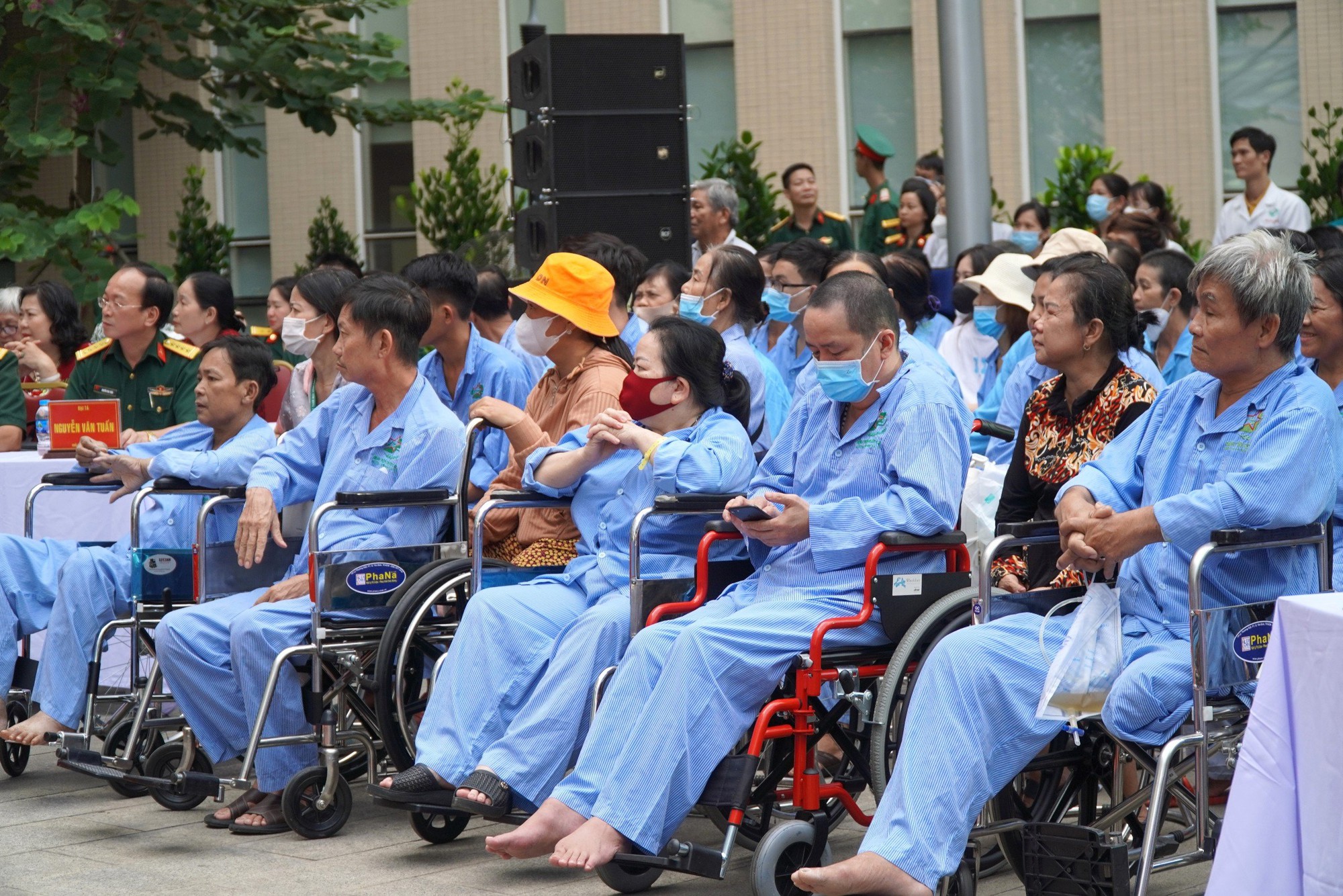 Giữa khuôn viên bệnh viện bác sĩ hát cho người bệnh nghe- Ảnh 1.