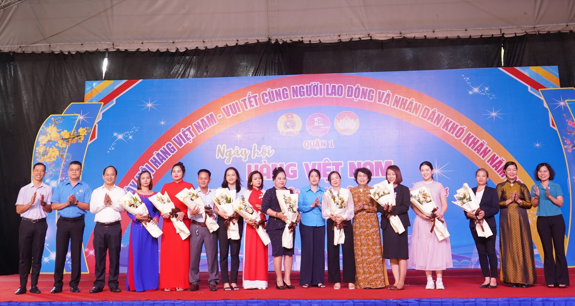 Người lao động khó khăn sắm Tết- Ảnh 3.
