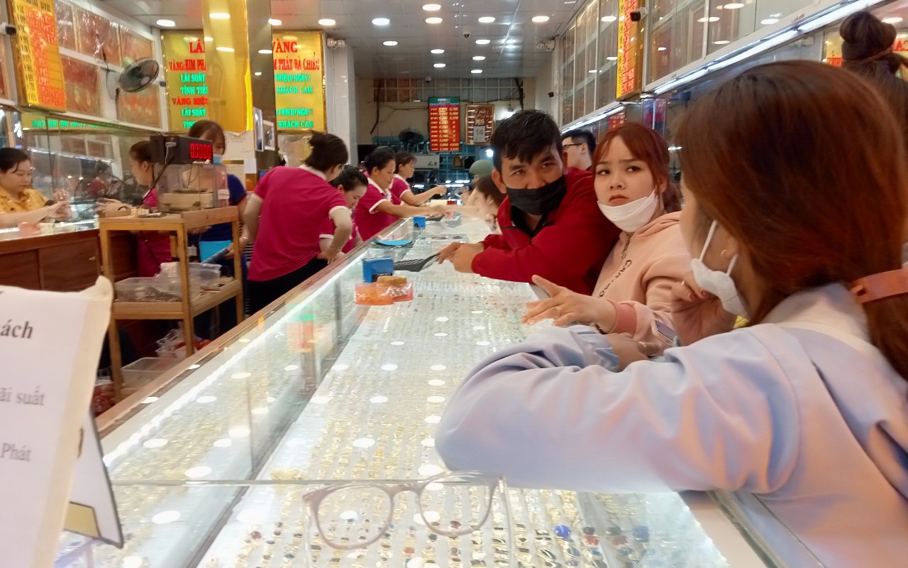 Đảo chiều giảm nhanh, giá vàng SJC mất mốc 77 triệu đồng/lượng