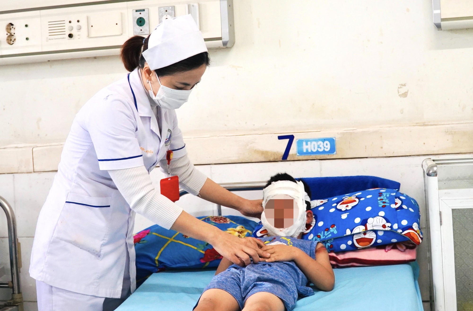 Chơi b&oacute;ng bay "&ocirc;ng gi&agrave; Noel", b&eacute; trai bị bỏng nặng- Ảnh 1.