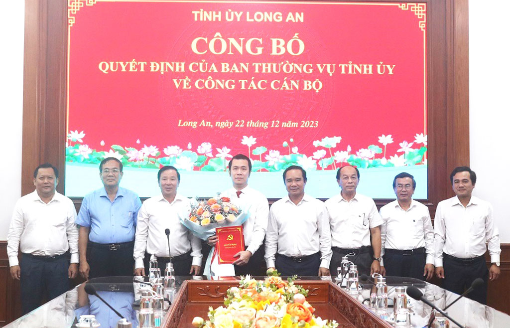 Tiếp nhận ông Trương Tấn Sơn về Ban Tổ chức Tỉnh ủy Long An- Ảnh 2.