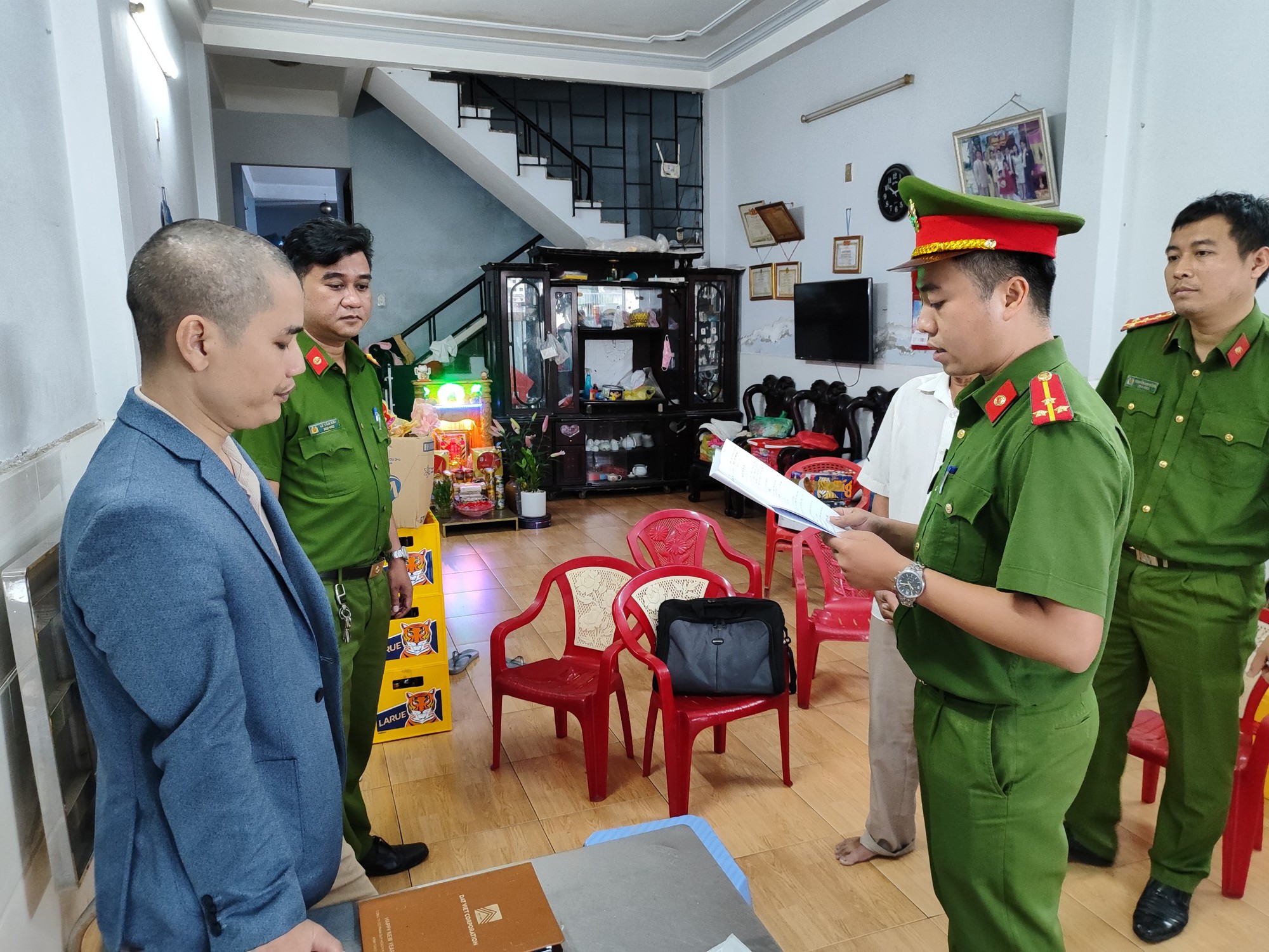 Tham ô khi nạo vét cống, thêm 2 người bị bắt- Ảnh 1.