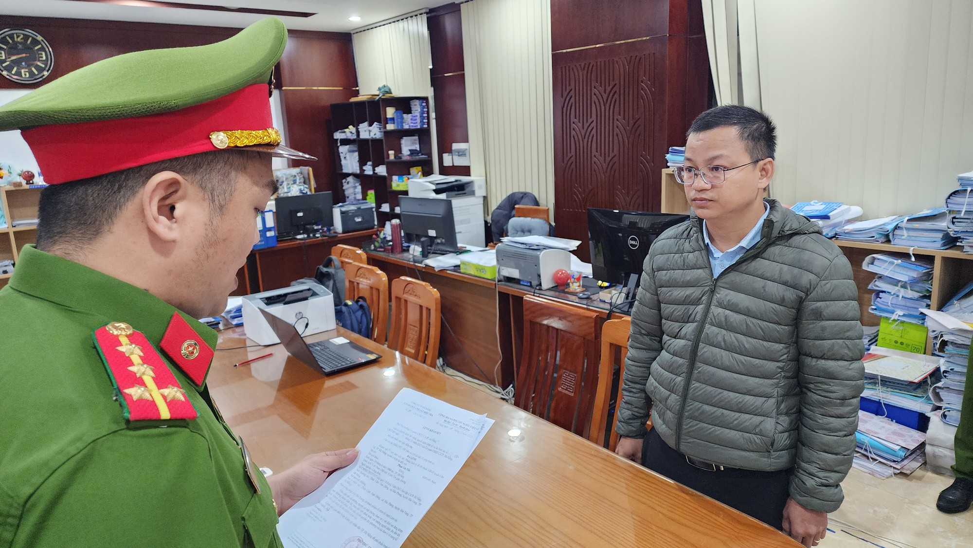 Tham ô khi nạo vét cống, thêm 2 người bị bắt- Ảnh 2.