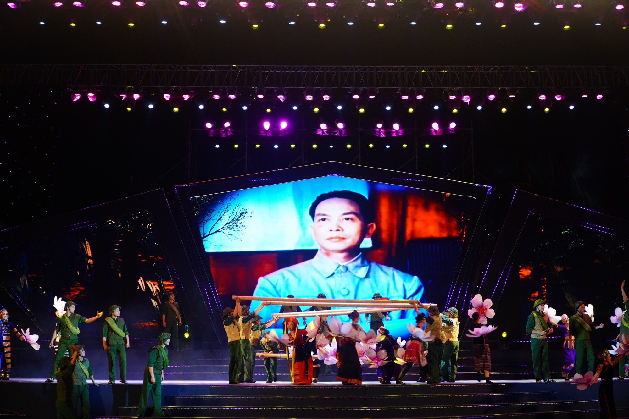 H&agrave;o h&ugrave;ng với "Vang m&atilde;i kh&uacute;c qu&acirc;n h&agrave;nh"- Ảnh 7.