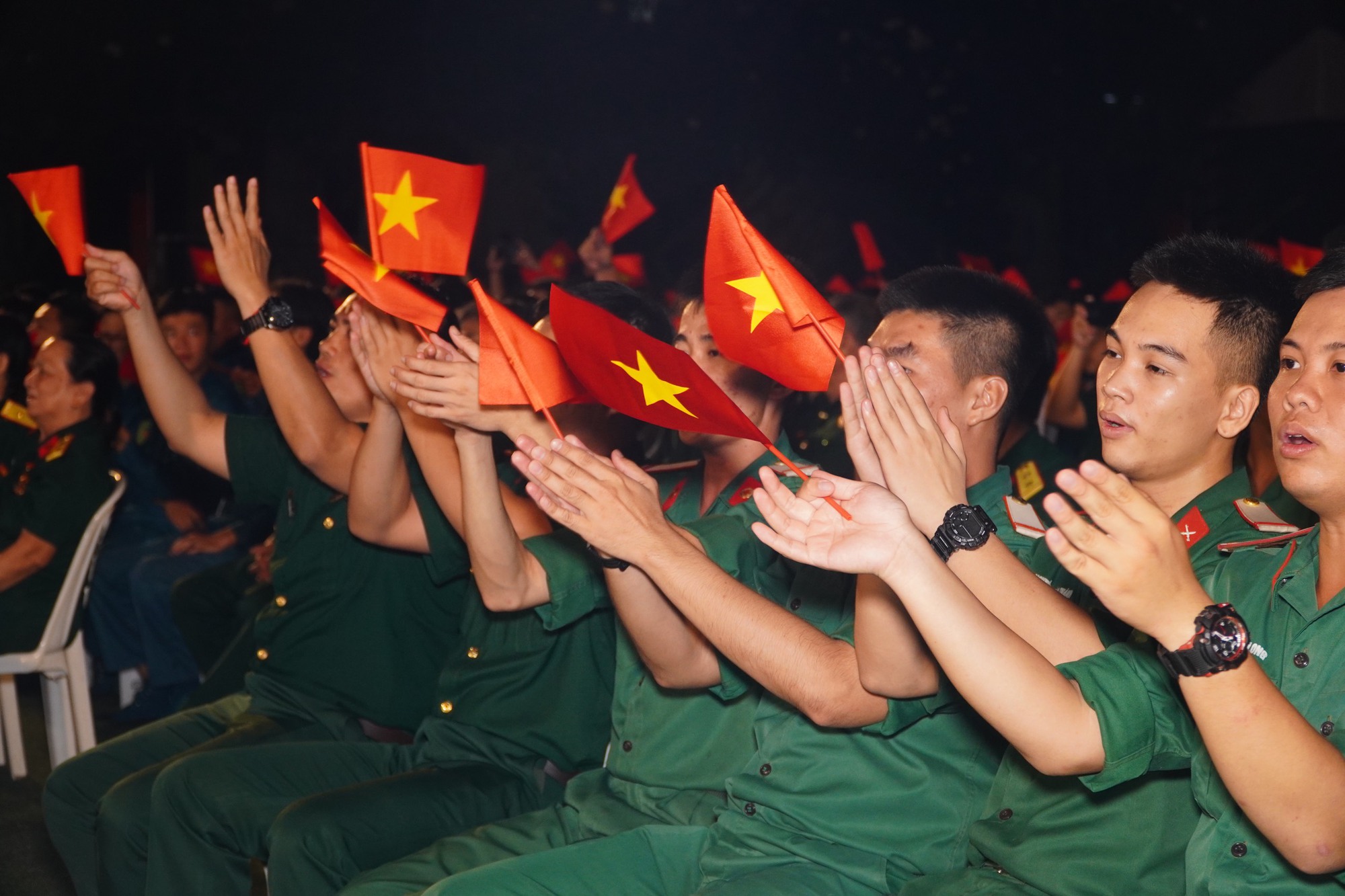 H&agrave;o h&ugrave;ng với "Vang m&atilde;i kh&uacute;c qu&acirc;n h&agrave;nh"- Ảnh 14.