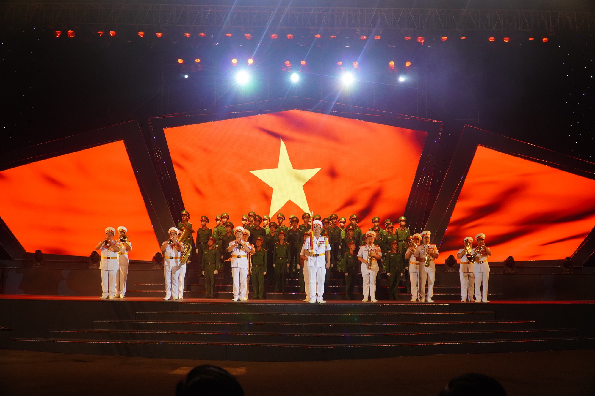 H&agrave;o h&ugrave;ng với "Vang m&atilde;i kh&uacute;c qu&acirc;n h&agrave;nh"- Ảnh 1.