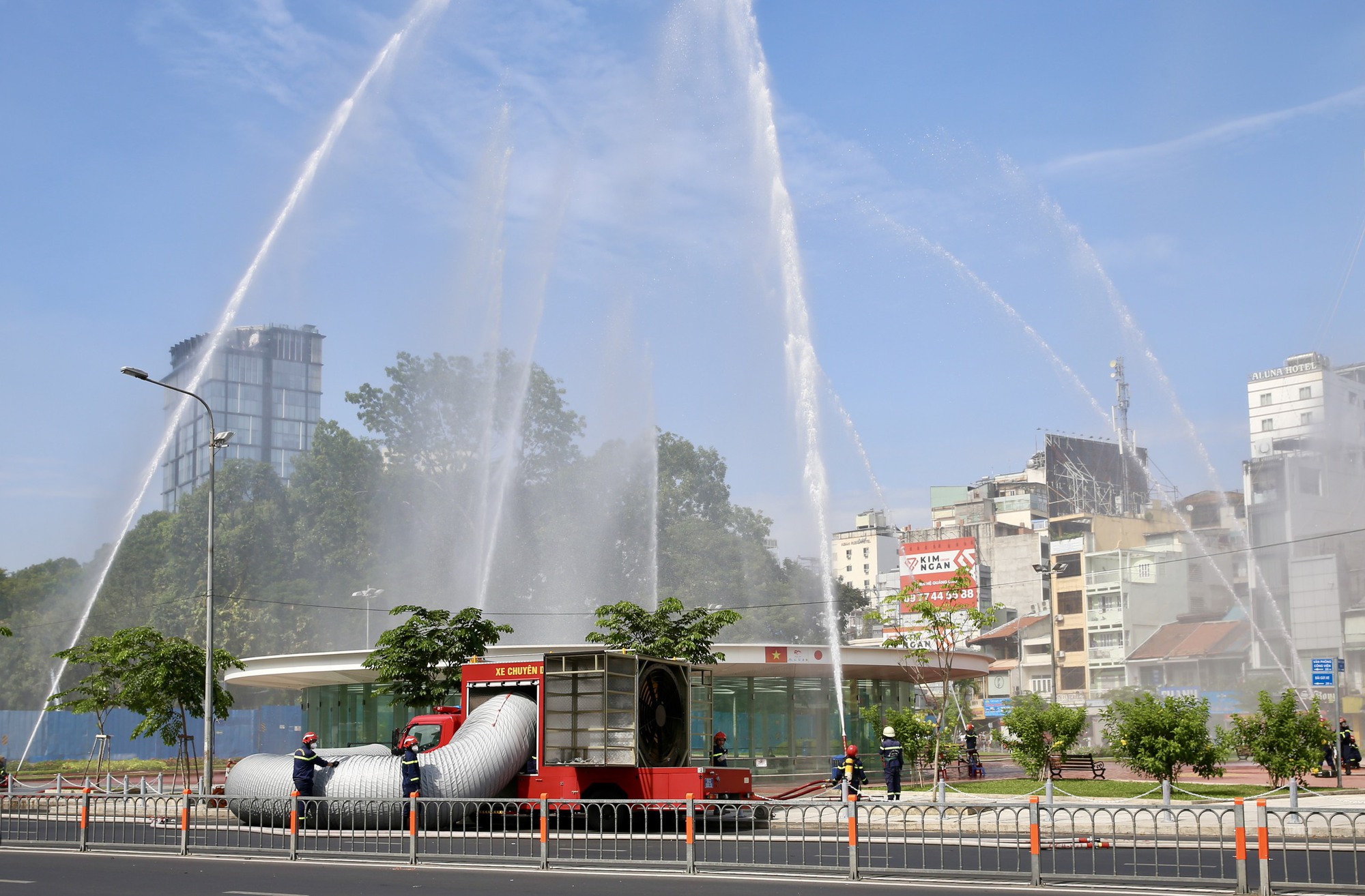 CLIP: Diễn tập chữa cháy lớn chưa từng có ở metro Bến Thành - Suối Tiên- Ảnh 5.