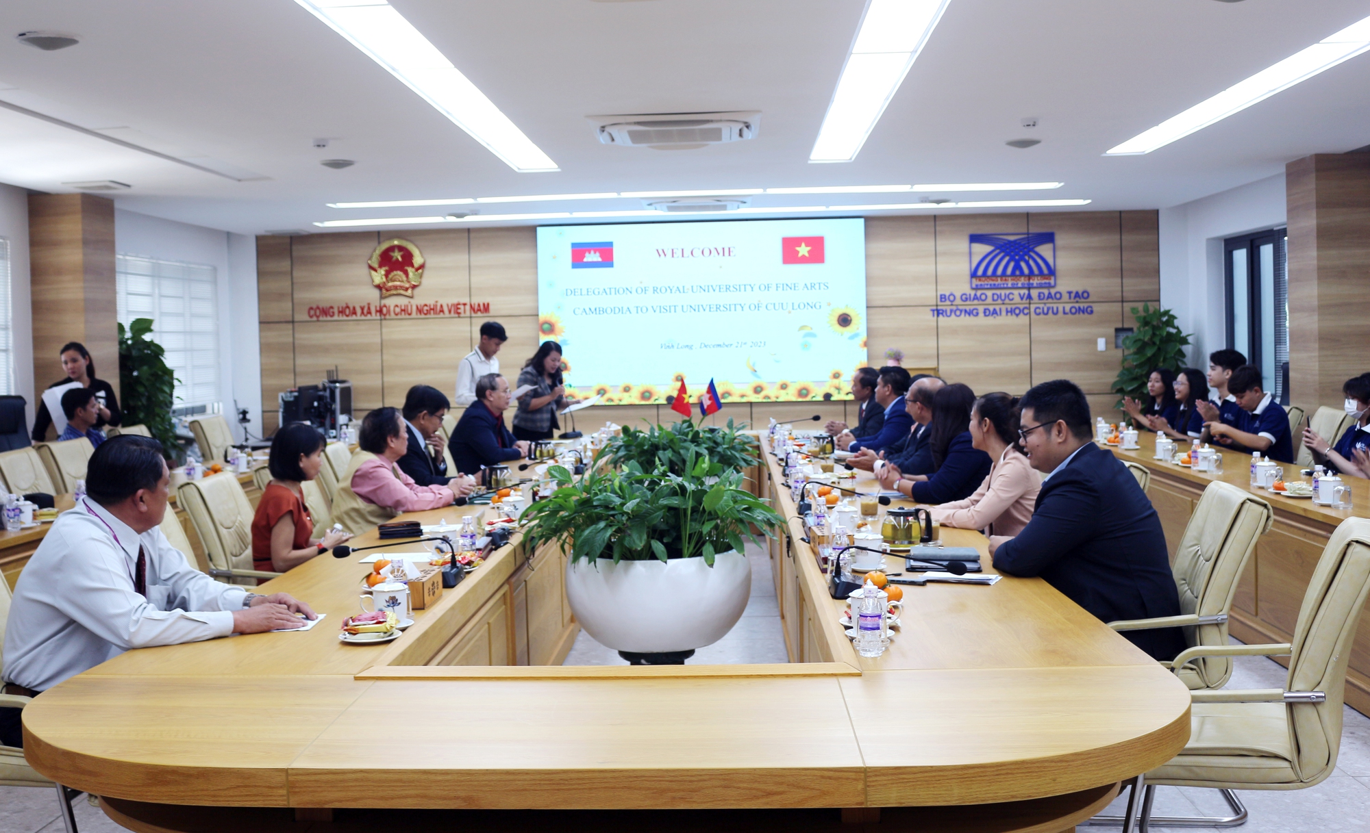 Trường ĐH Mỹ thuật Hoàng gia Campuchia và Trường ĐH Cửu Long mong muốn cùng hợp tác- Ảnh 1.