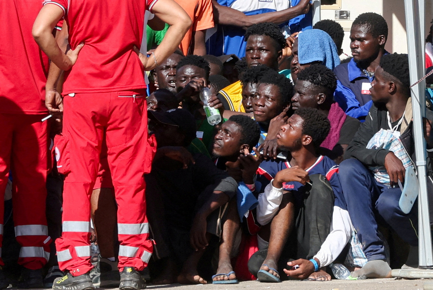 Người di cư tại trung t&acirc;m tiếp nhận tr&ecirc;n đảo Lampedusa, v&ugrave;ng Sicily - &Yacute; hồi th&aacute;ng 9-2023  Ảnh: REUTERS