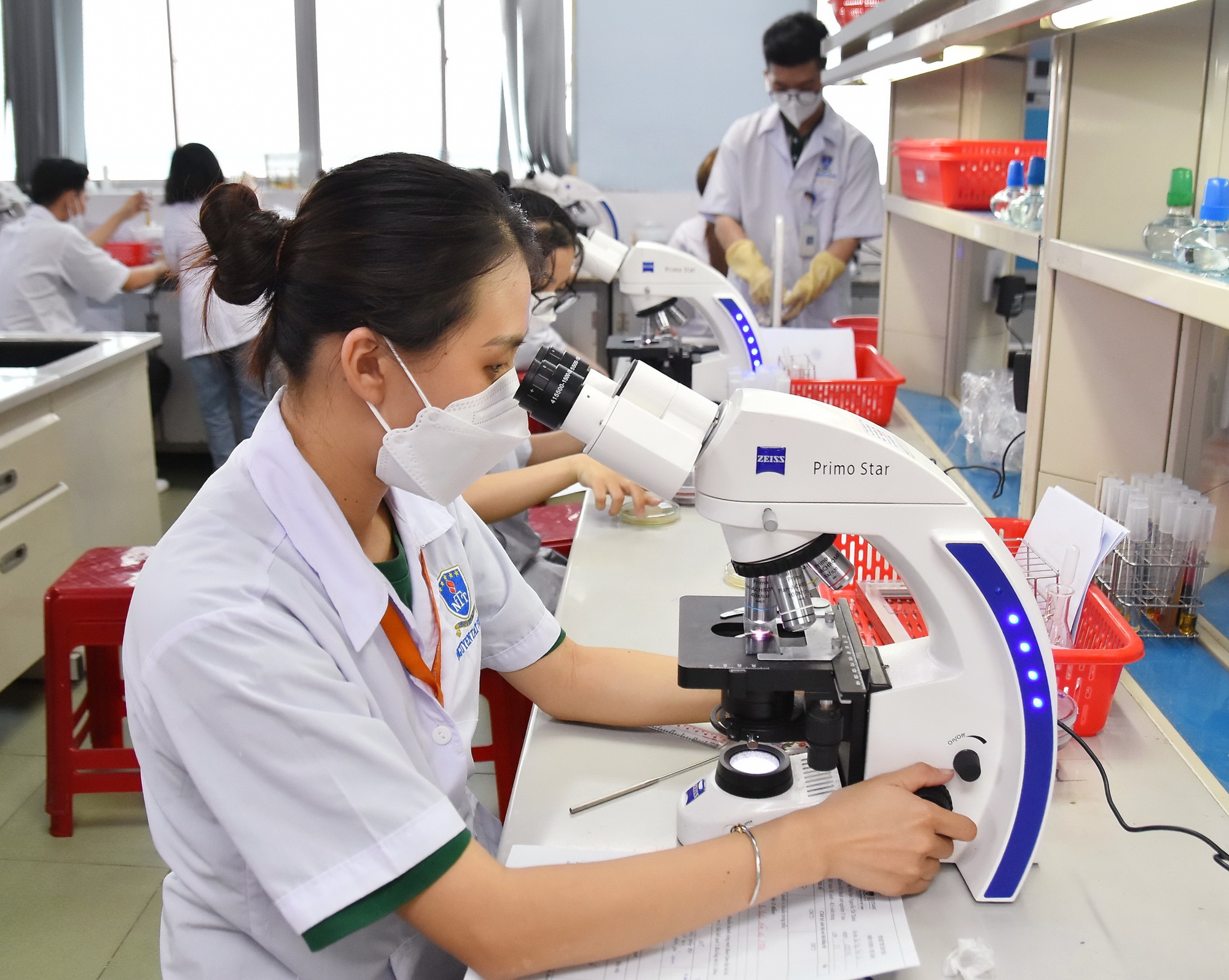 Sinh vi&ecirc;n nghi&ecirc;n cứu khoa học tại Trường ĐH Nguyễn Tất Th&agrave;nh (TP HCM)Ảnh: TẤN THẠNH