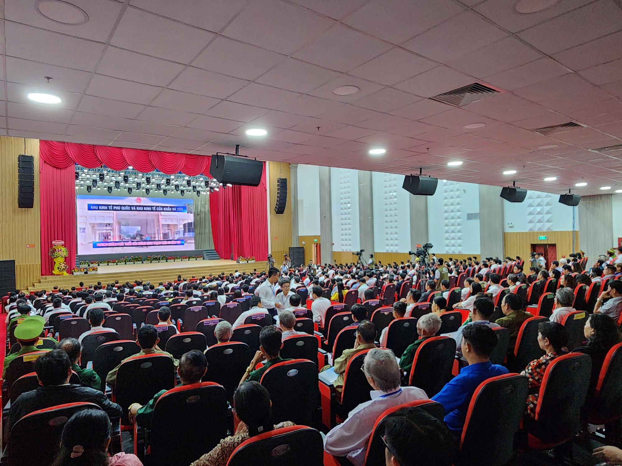 Ki&ecirc;n Giang l&agrave;m gi&agrave;u v&agrave; mạnh l&ecirc;n từ biển- Ảnh 4.