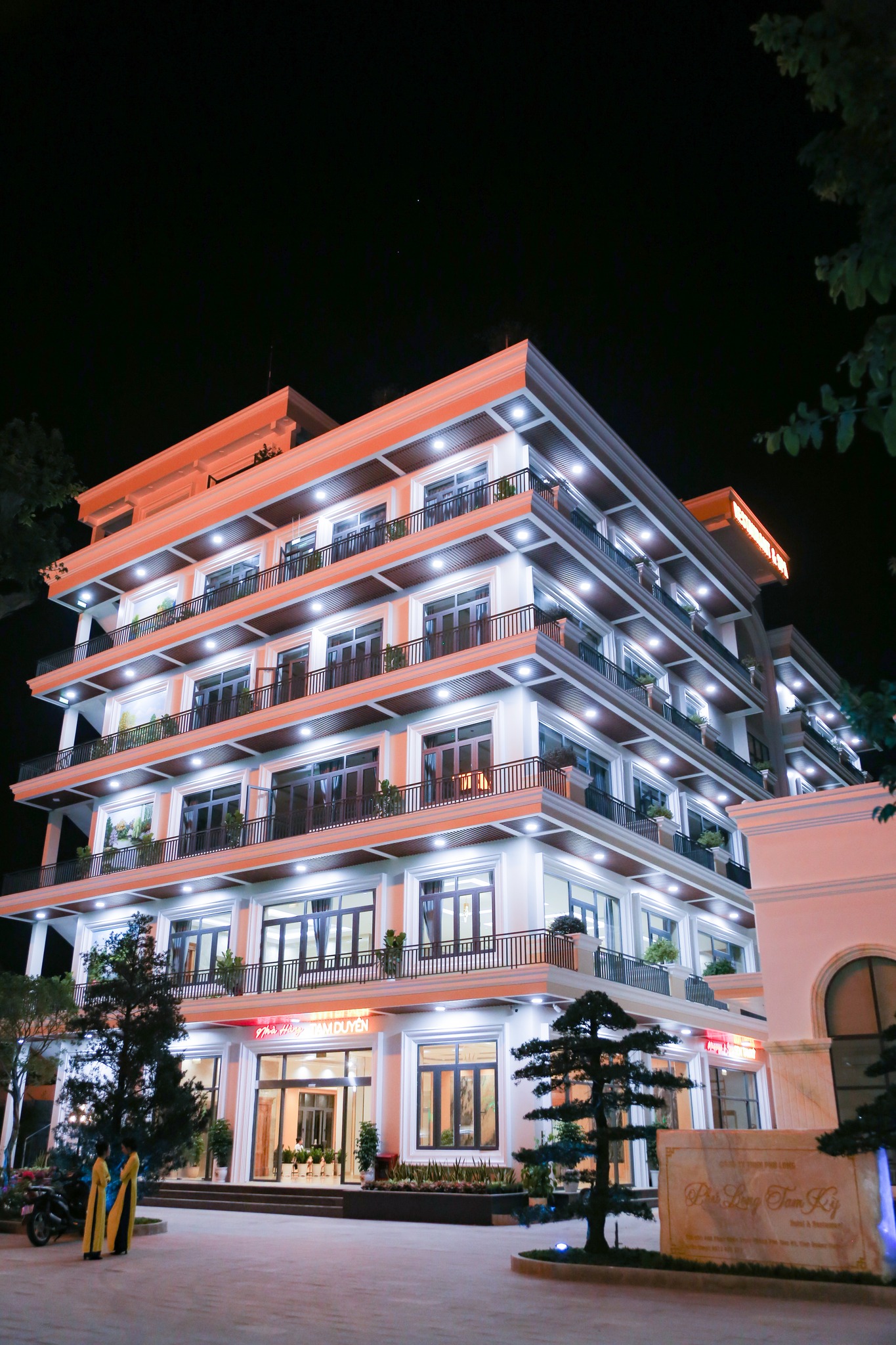 L&atilde;nh đạo Quảng Nam dự khai trương khu li&ecirc;n hợp nh&agrave; h&agrave;ng, kh&aacute;ch sạn lớn nhất Tam Kỳ- Ảnh 4.