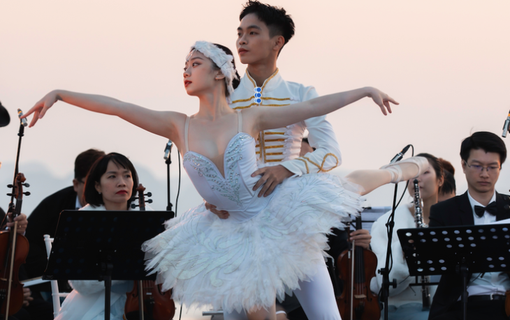 Nhạc trưởng Đồng Quang Vinh mang "Titanic" biểu diễn giữa vịnh Hạ Long- Ảnh 2.