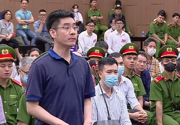 Cựu điều tra vi&ecirc;n Ho&agrave;ng Văn Hưng bất ngờ nhận tội, xin giảm nhẹ h&igrave;nh phảt nộp lại 18,8 tỉ đồng- Ảnh 1.