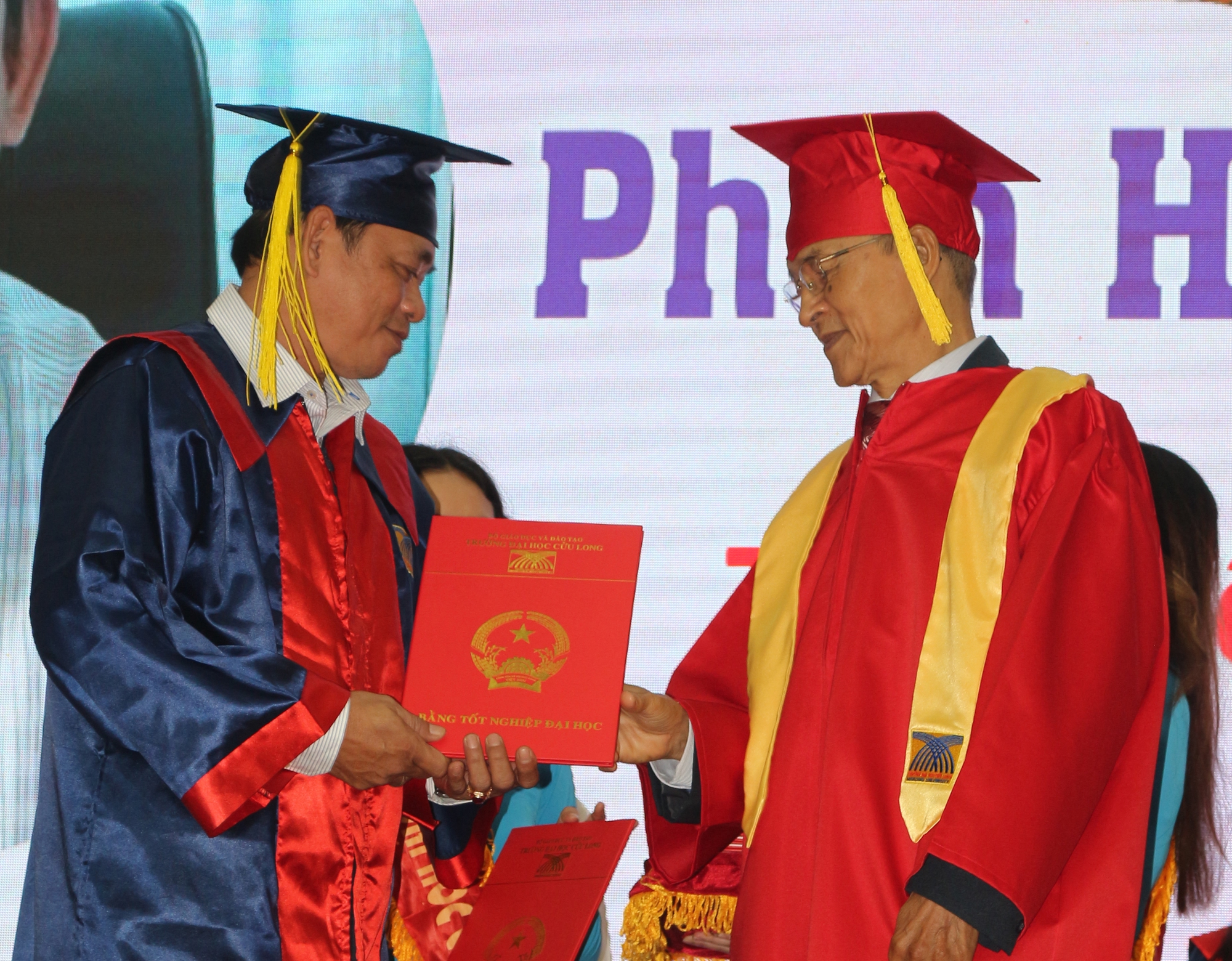 Trường ĐH Cửu Long trao bằng thạc sĩ cho 123 học vi&ecirc;n- Ảnh 1.