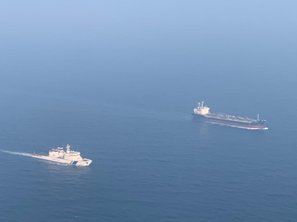 Tàu ICGS Vikram và tàu MV Chem Pluto (phải)Ảnh: The Hindu