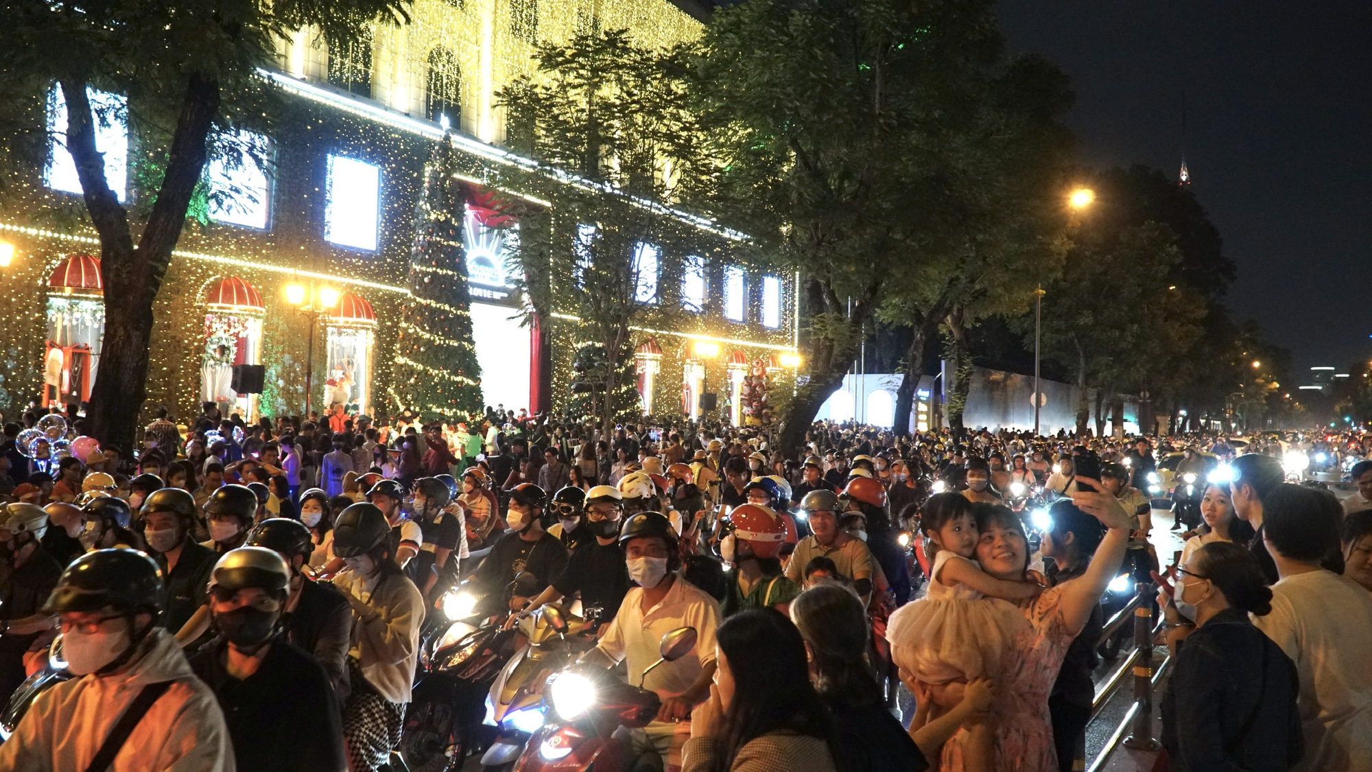Người dân TP HCM, Bình Dương rộn ràng đón Giáng sinh- Ảnh 3.