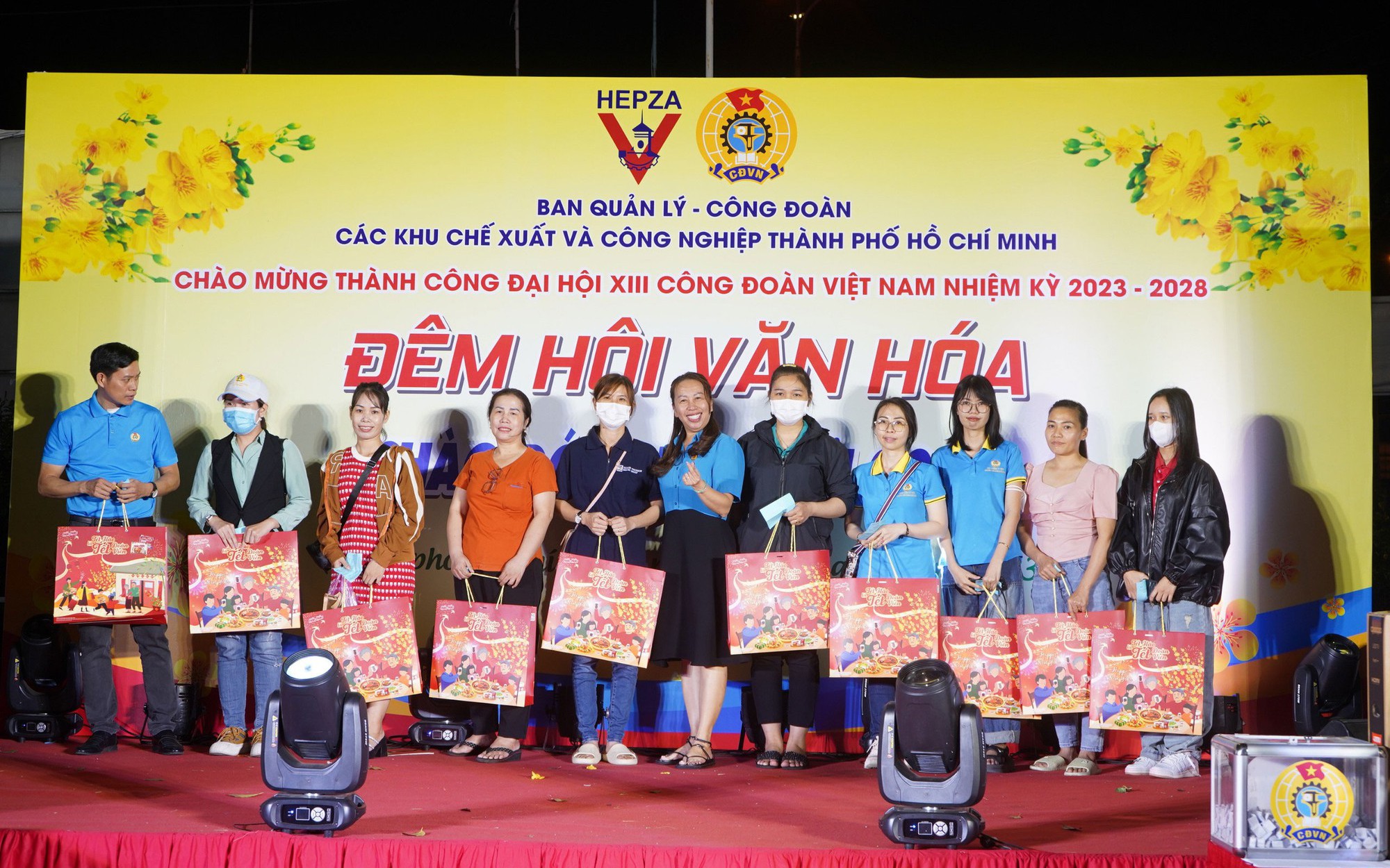 Công nhân thưởng thức văn nghệ, mua sắm hàng 0 đồng