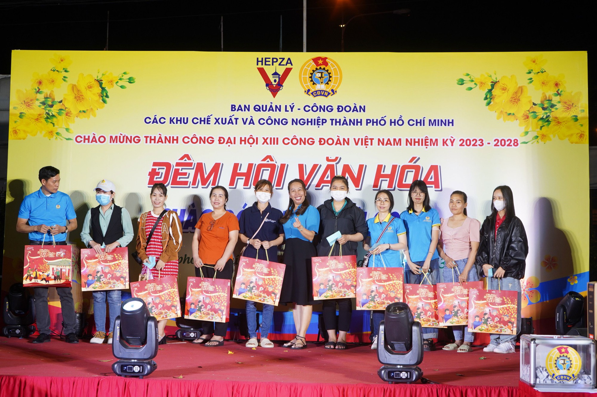 C&ocirc;ng nh&acirc;n thưởng thức văn nghệ, mua sắm h&agrave;ng 0 đồng- Ảnh 1.