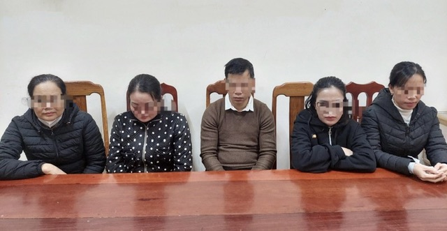 Bắt 5 đối tượng làm giả hồ sơ bệnh án, chiếm đoạt 1,1 tỉ đồng- Ảnh 1.