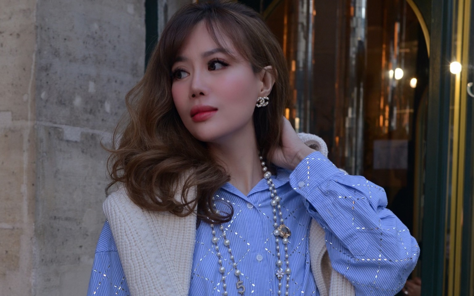 Nhà văn Amanda Huỳnh thanh lịch Giáng Sinh