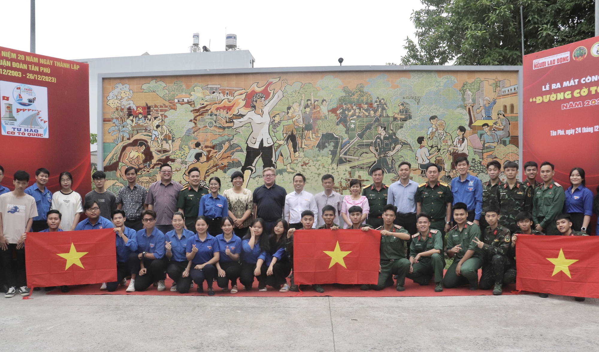 TP HCM: Ra mắt "Đường cờ Tổ quốc" tại 2 phường anh h&ugrave;ng - Ảnh 2.