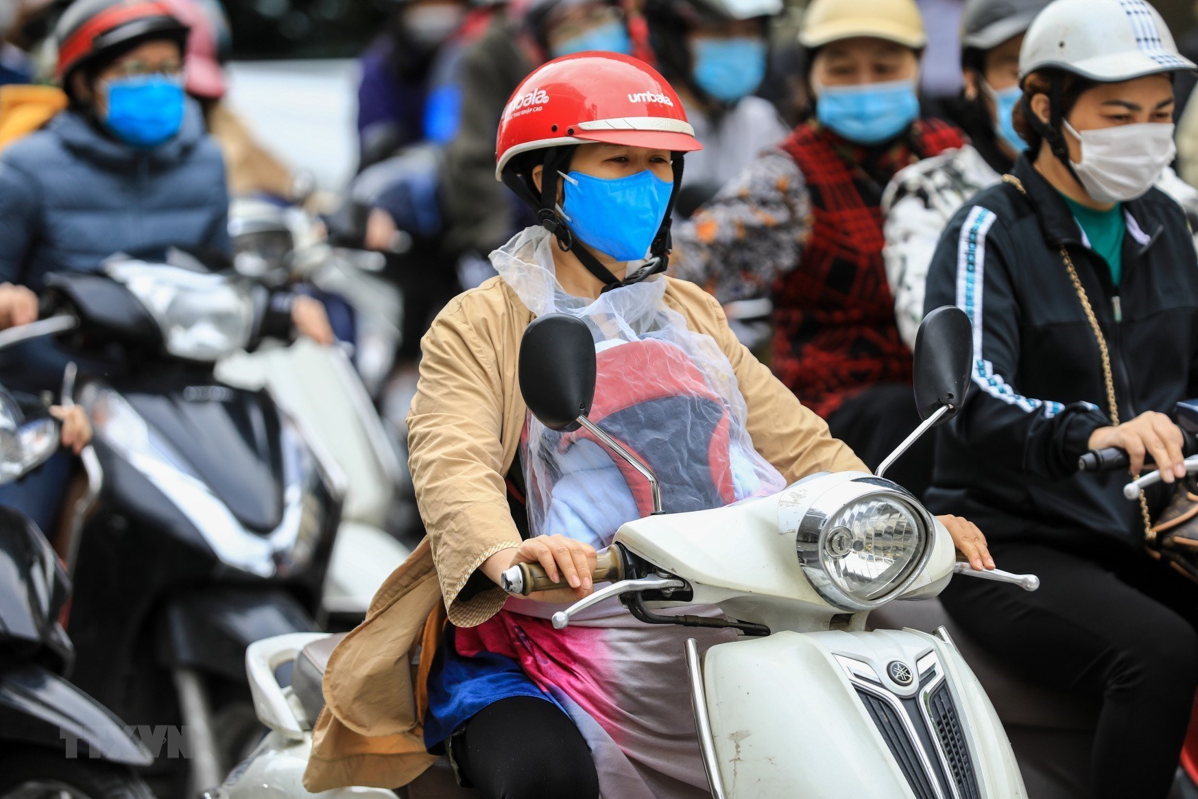 Không khí lạnh mạnh tăng cường khiến miền Bắc chìm trong giá rét nhiều ngày qua.