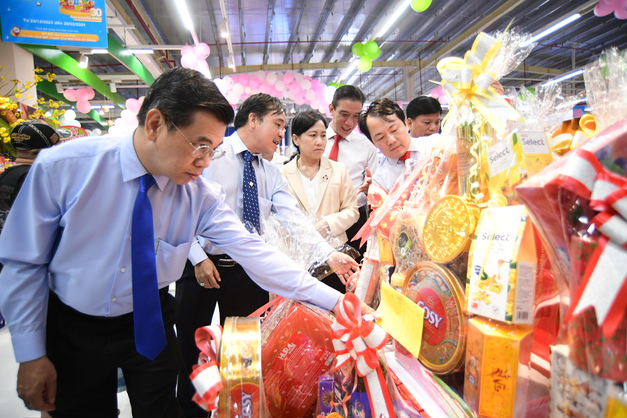 Một th&agrave;nh vi&ecirc;n của Co.opmart đ&oacute;n hơn 10.000 lượt kh&aacute;ch trong ng&agrave;y khai trương

- Ảnh 1.