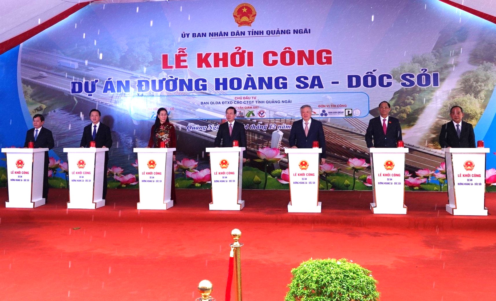 Chủ tịch nước dự lễ C&ocirc;ng bố quy hoạch v&agrave; Khởi c&ocirc;ng dự &aacute;n đường Ho&agrave;ng Sa - Dốc Sỏi ở Quảng Ng&atilde;i- Ảnh 1.