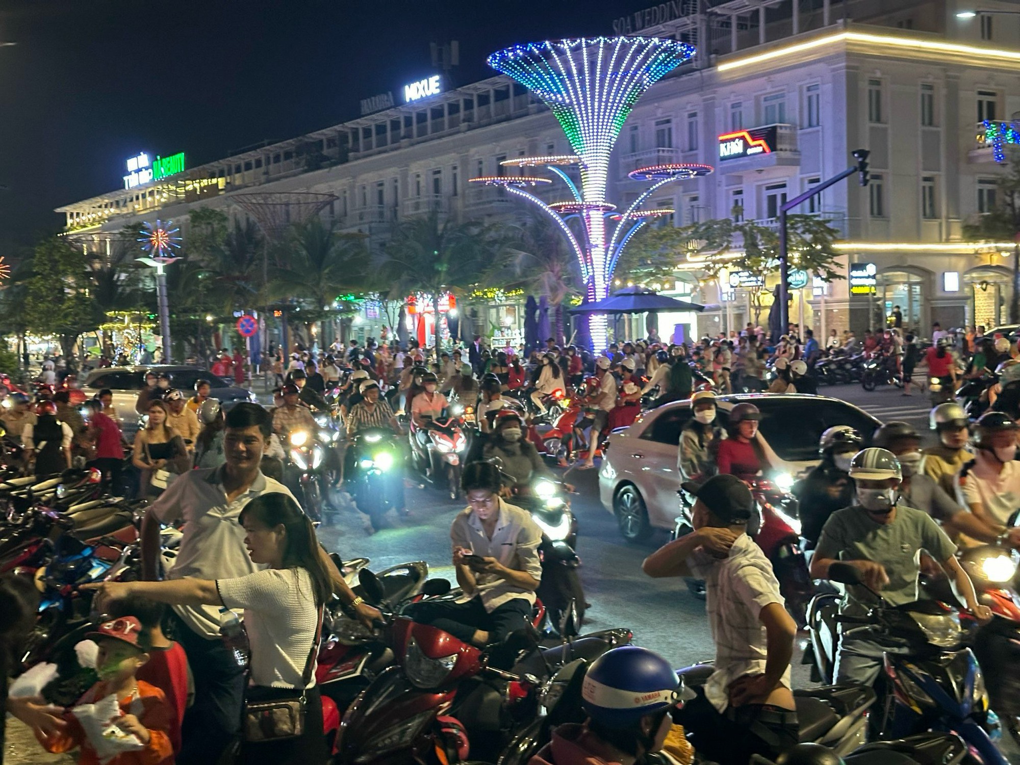 Người dân TP HCM, Bình Dương rộn ràng đón Giáng sinh- Ảnh 17.