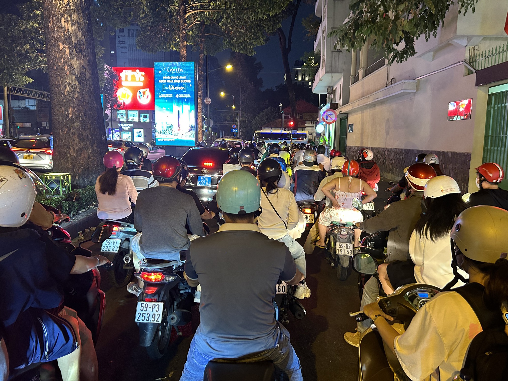 Người dân TP HCM, Bình Dương rộn ràng đón Giáng sinh- Ảnh 12.