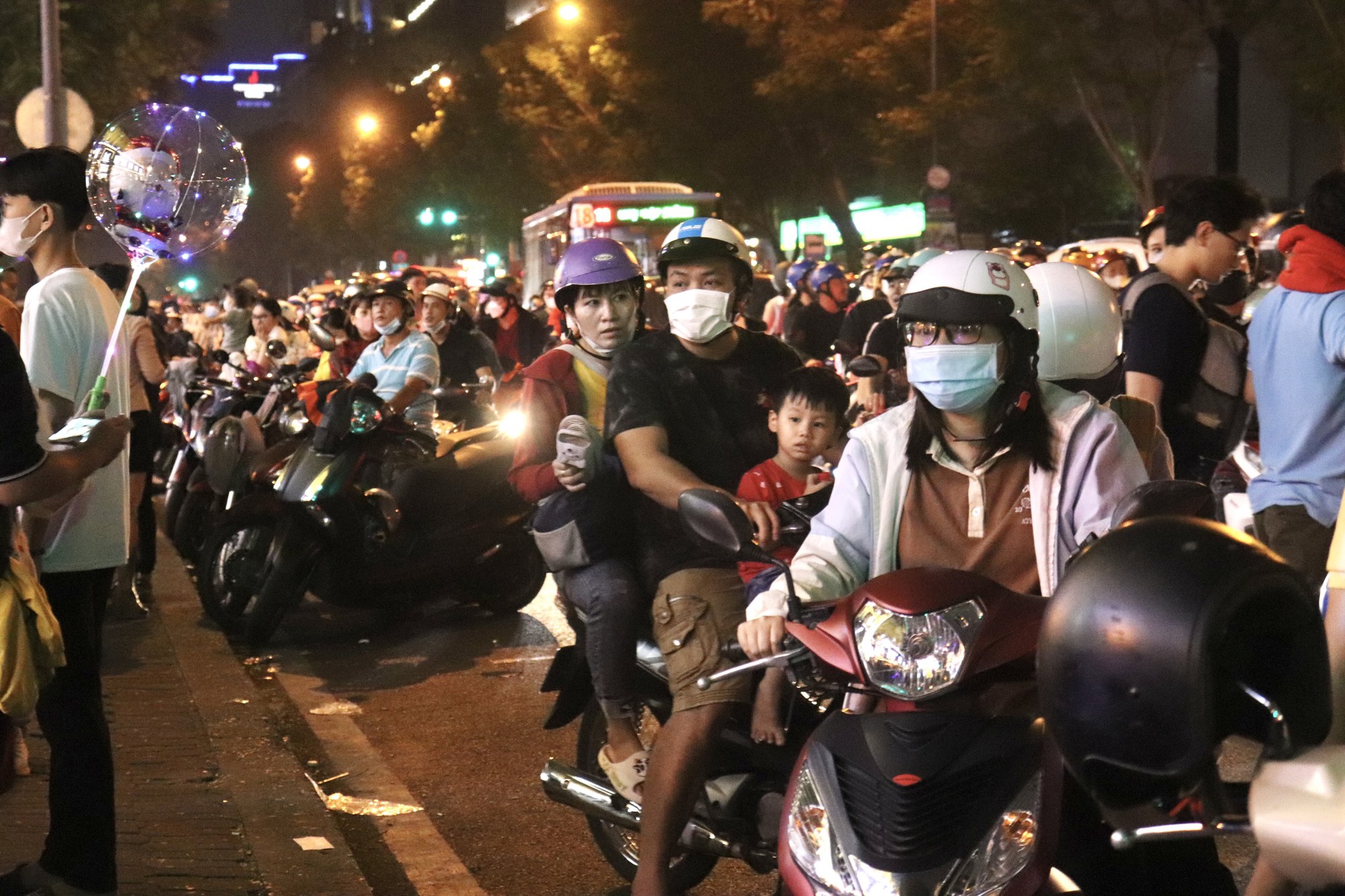 Người dân TP HCM, Bình Dương rộn ràng đón Giáng sinh- Ảnh 11.